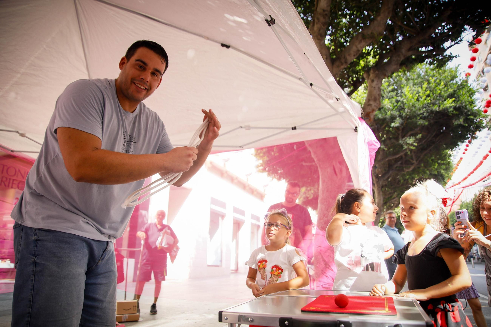 Las mejores imágenes del espectáculo 'Magia en la Calle' en el Paseo de Almería