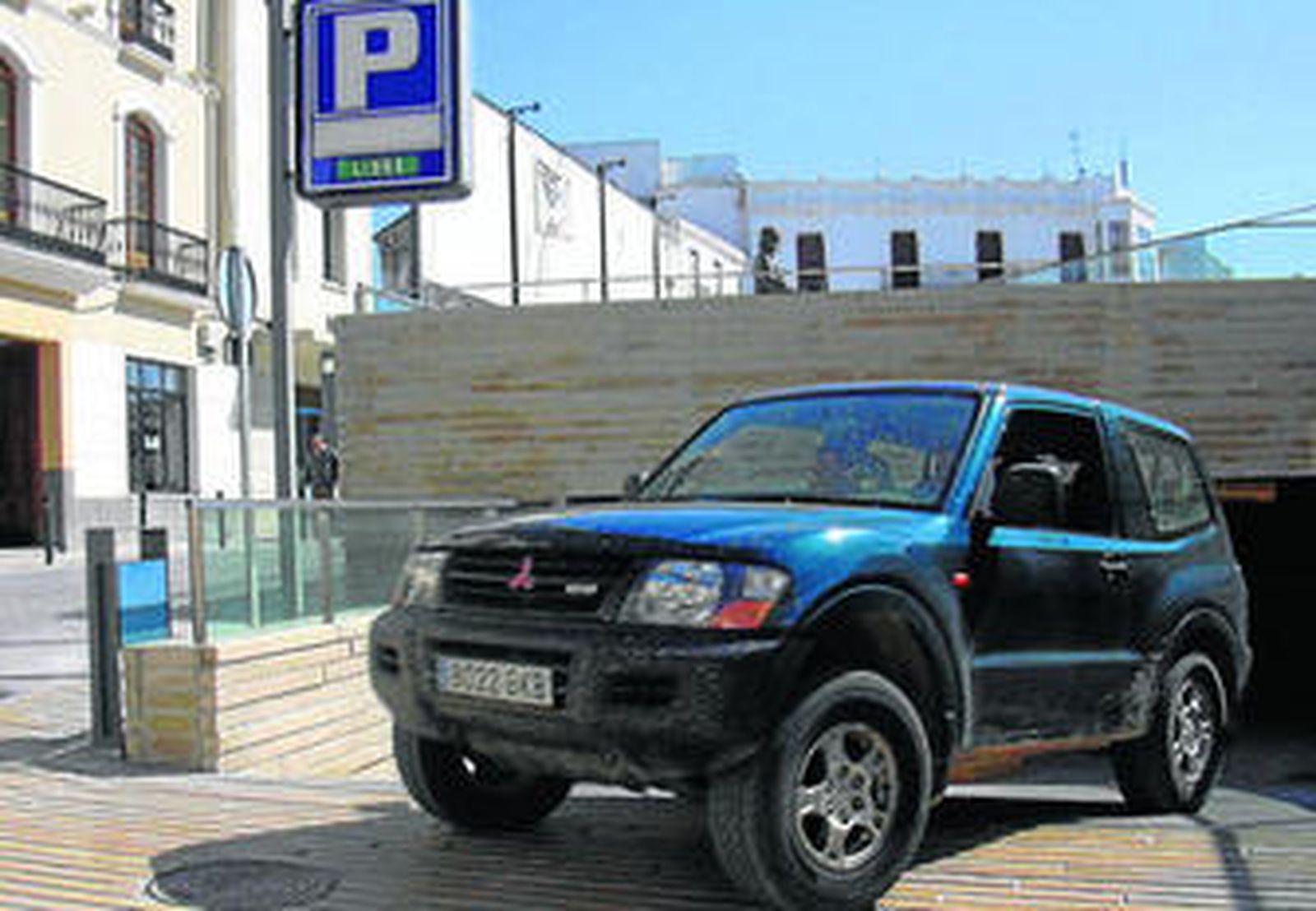 Un vehículo sale de uno de los aparcamientos que gestiona la promotora local Promude.