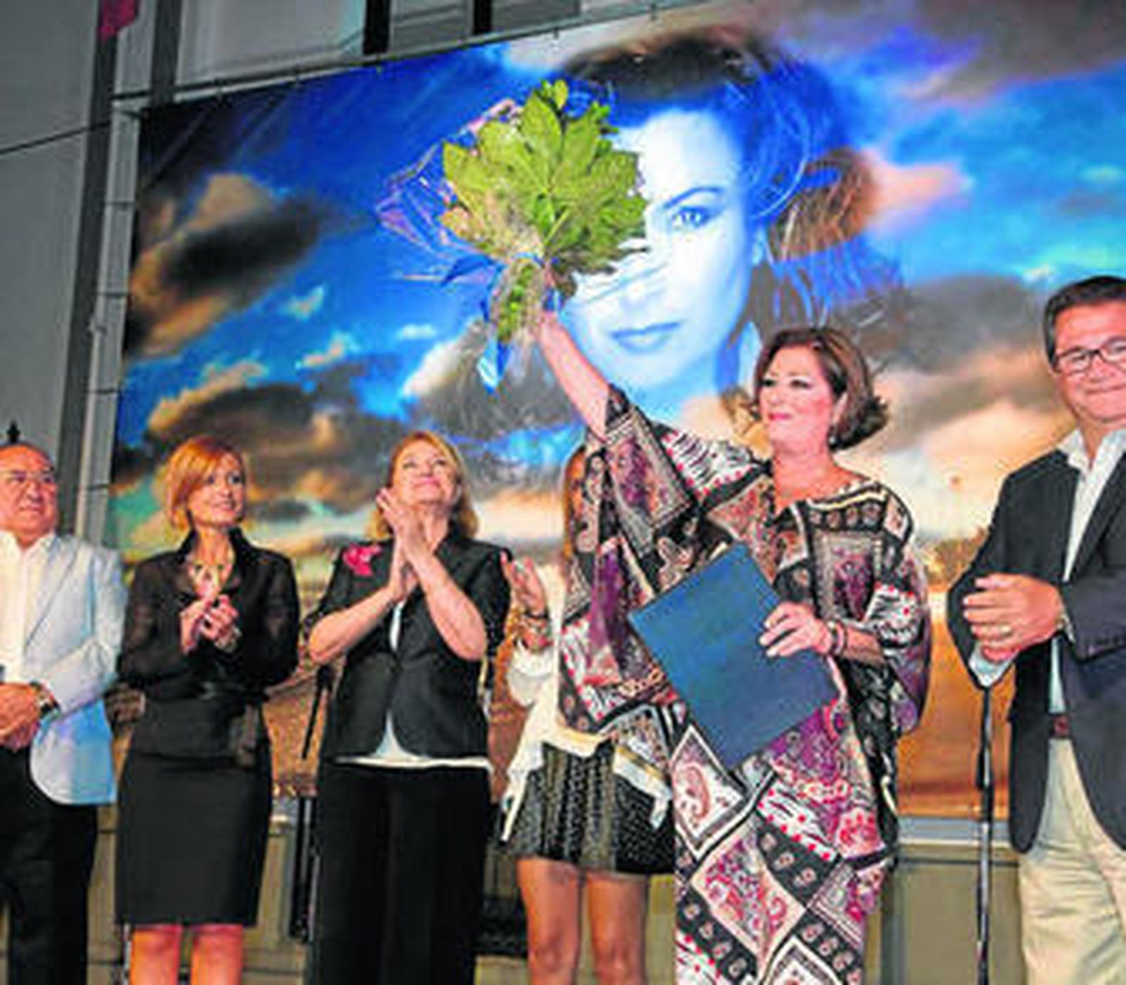 Juan Valdés, Estefanía Jurado, Gloria Mohedano, Gloria Camila Ortega Mohedano, la pregonera de la semana, Isabel Fayos, y el alcalde de Chipiona, Antonio Peñas, durante el homenaje.