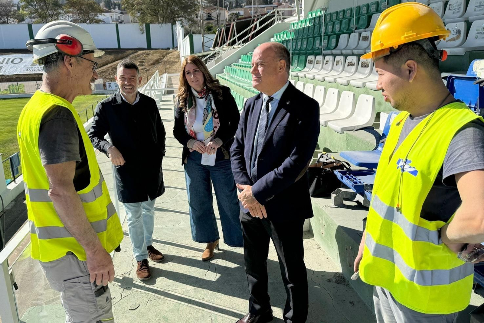 El delegado de Deportes, la delegada de Mantenimiento y el alcalde durante la visita a las obras.