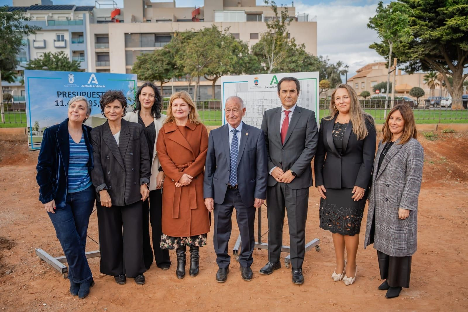 Foto de familia entre el Ayuntamiento de Roquetas y la Junta de Andalucía.