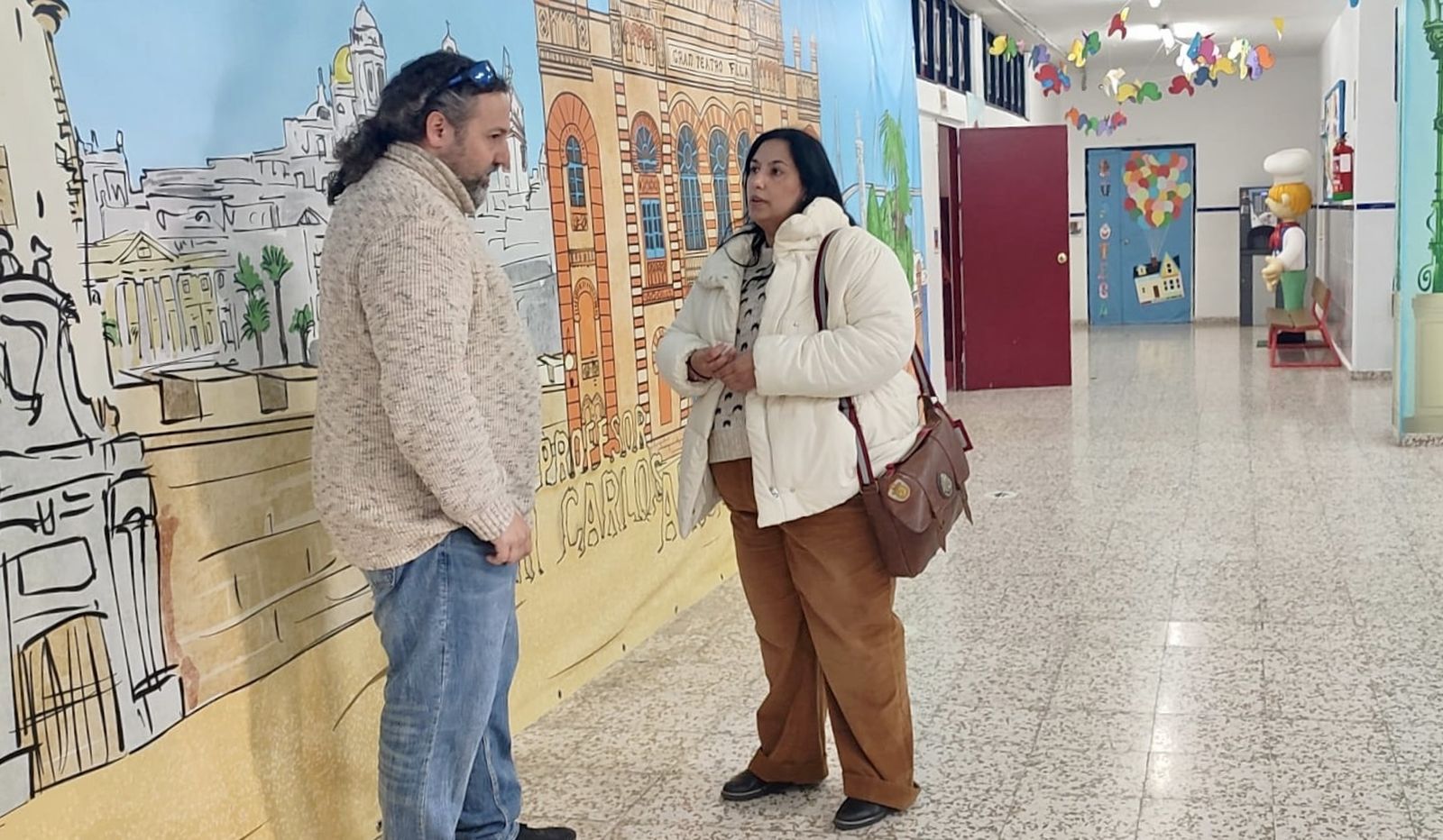 La concejala Ana Fernández en su visita al colegio Profesor Juan Carlos Aragón.