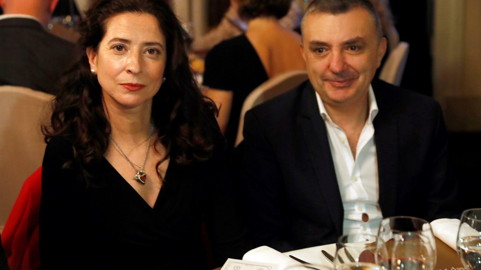 Ana Merino junto a su pareja, el también escritor Manuel Vilas, en la cena del Nadal.