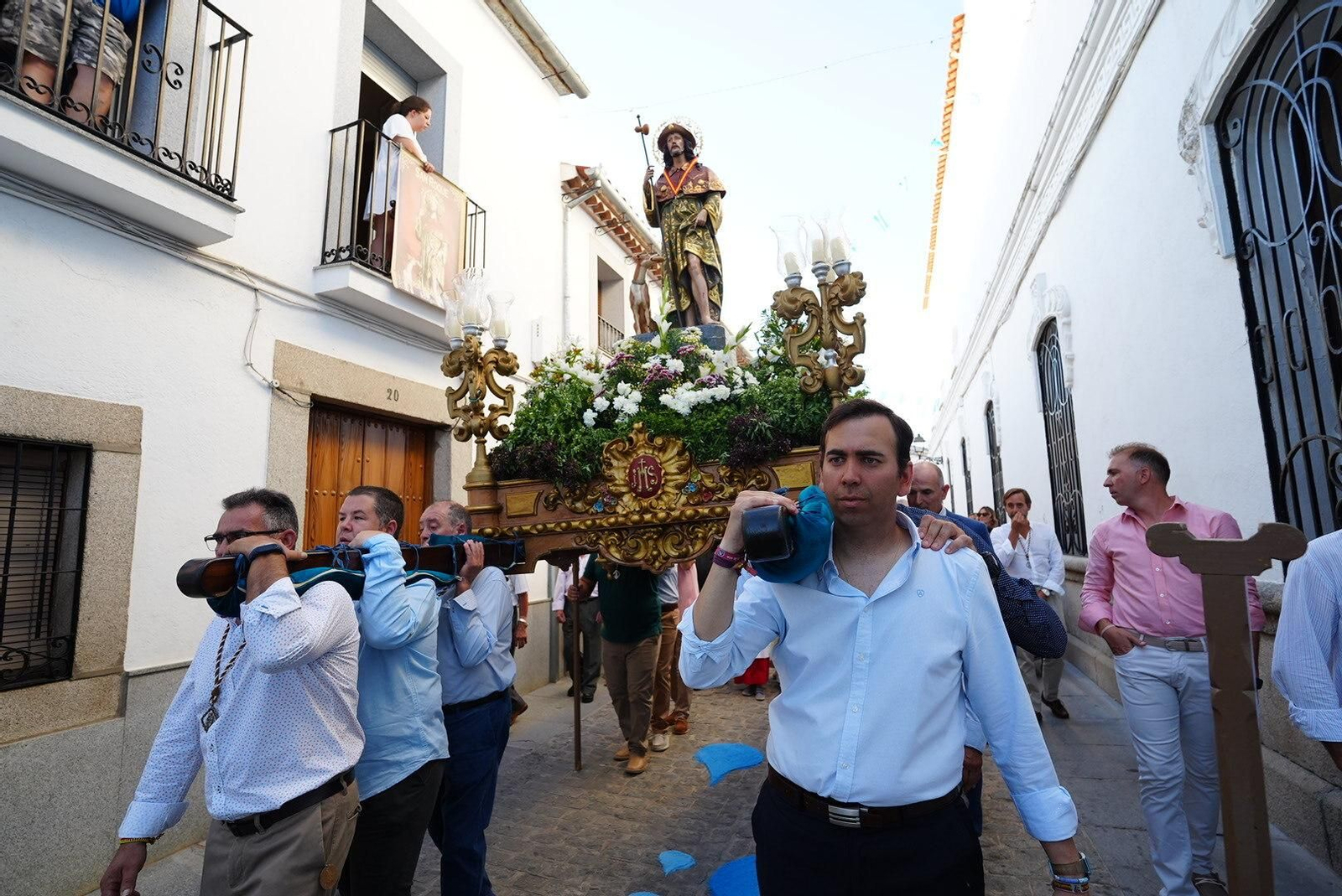 La procesión de San Roque en Dos Torres sobre las alfombras de sal, en imágenes
