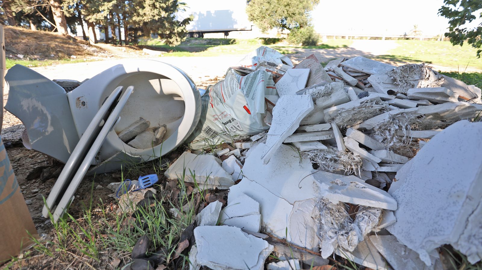 Basura, cochambre y escombros en Chapín