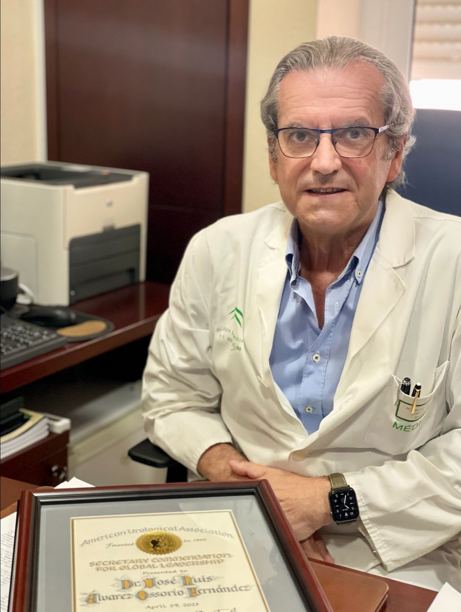 El doctor vJosé Luis Álvarez-Ossorio, con el reconocimiento de la Asociación Americana de Urología.