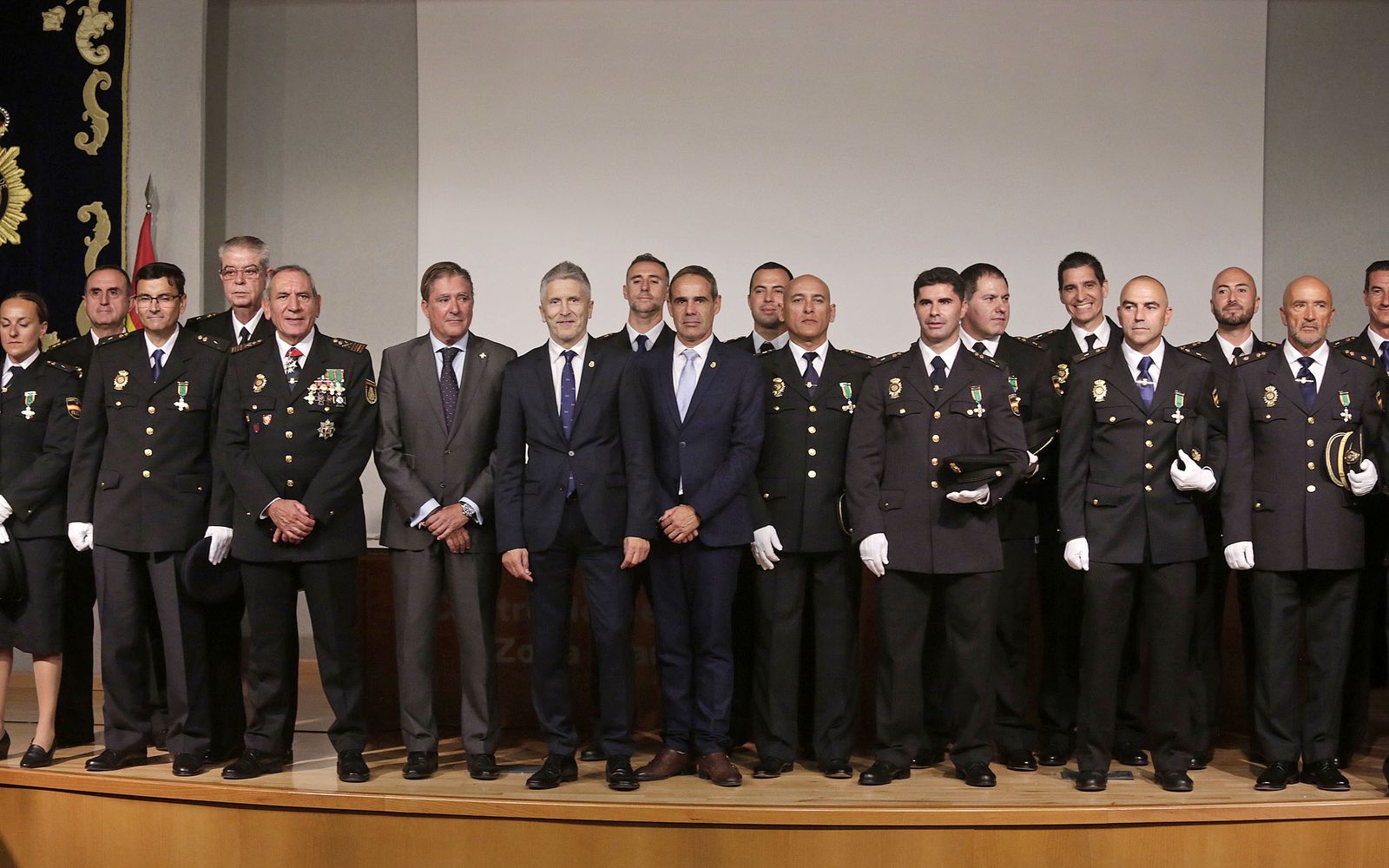 Imagen del ministro Marlaska, junto a José Pacheco y Manuel Estrella, junto a algunos de los agentes condecorados.