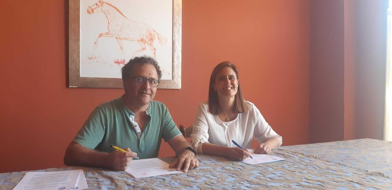 Ramón Martín, de Cs, y Cristina Piernagorda, del PP, firman el pacto.