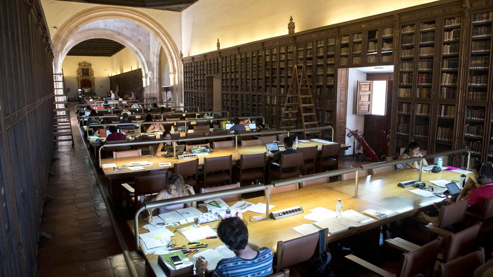 Interior de la biblioteca del Hospital Real, sede del Rectorado de la UGR.