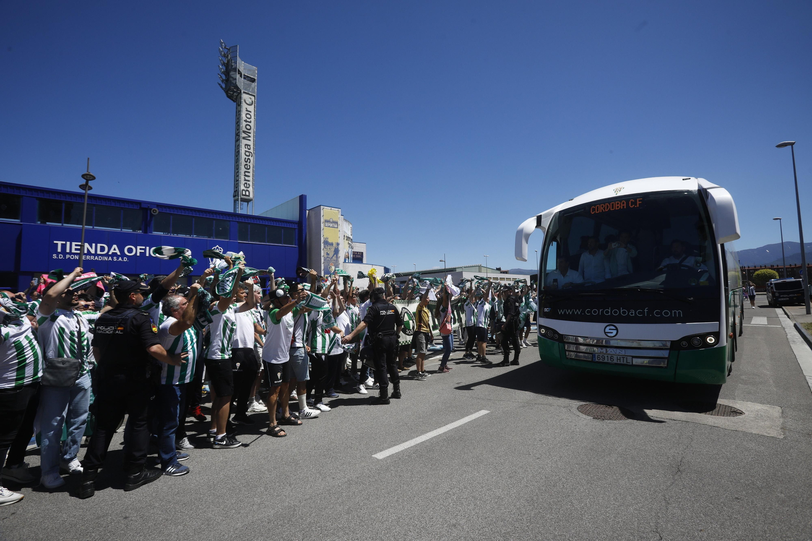 El Córdoba CF recibe el calor de su afición a su llegada a El Toralín antes del partido ante la Ponferradina El Córdoba CF recibe el calor de su afición a su llegada a El Toralín antes del partido ante la Ponferradina