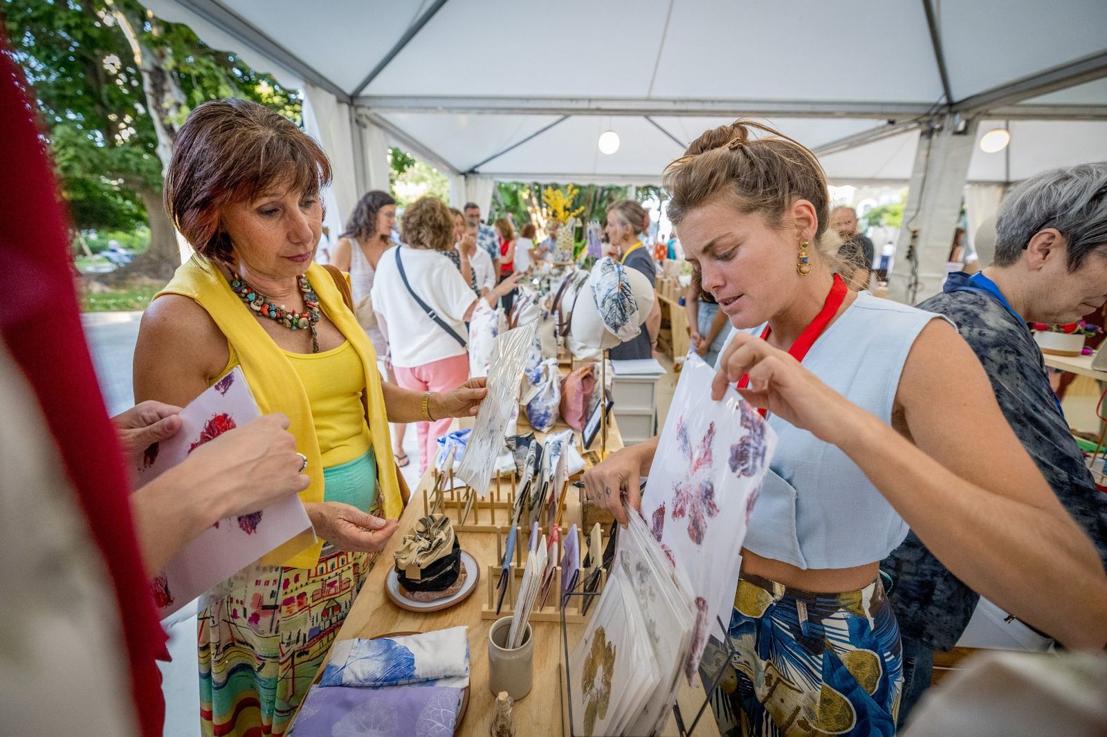 Las imágenes del mercado de Sures Festival en la Plaza España en Cádiz