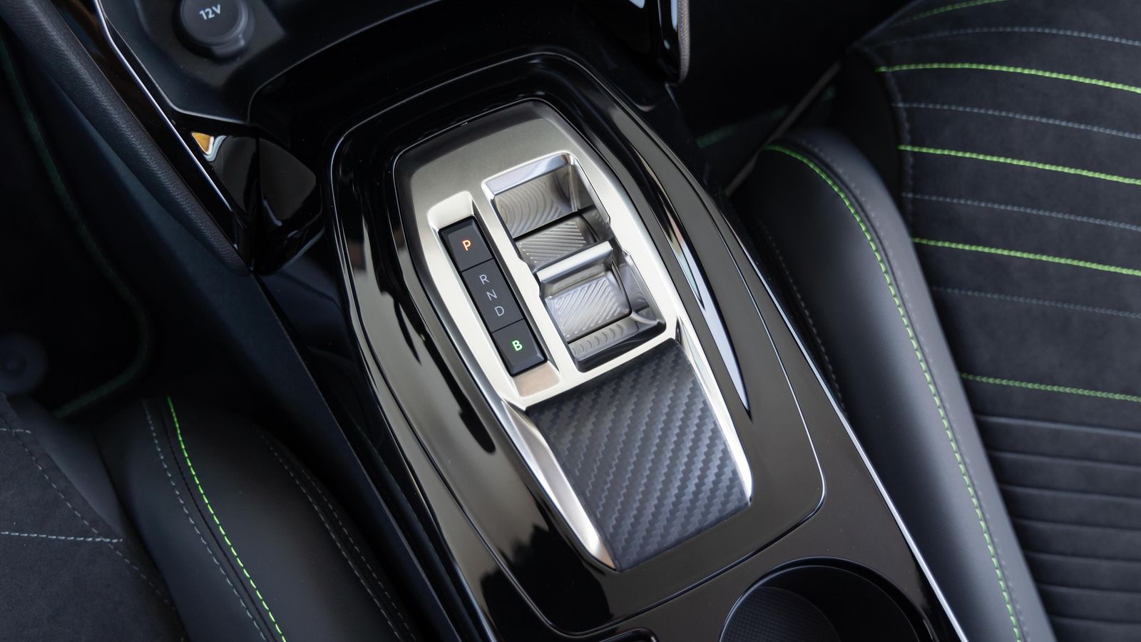 Como es habitual en los modelos de Stellantis, este mando de balancín y las teclas asociadas a él permiten controlar el sentido de la marcha o elegir el grado de retención que efectúa el motor, además de bloquearlo.