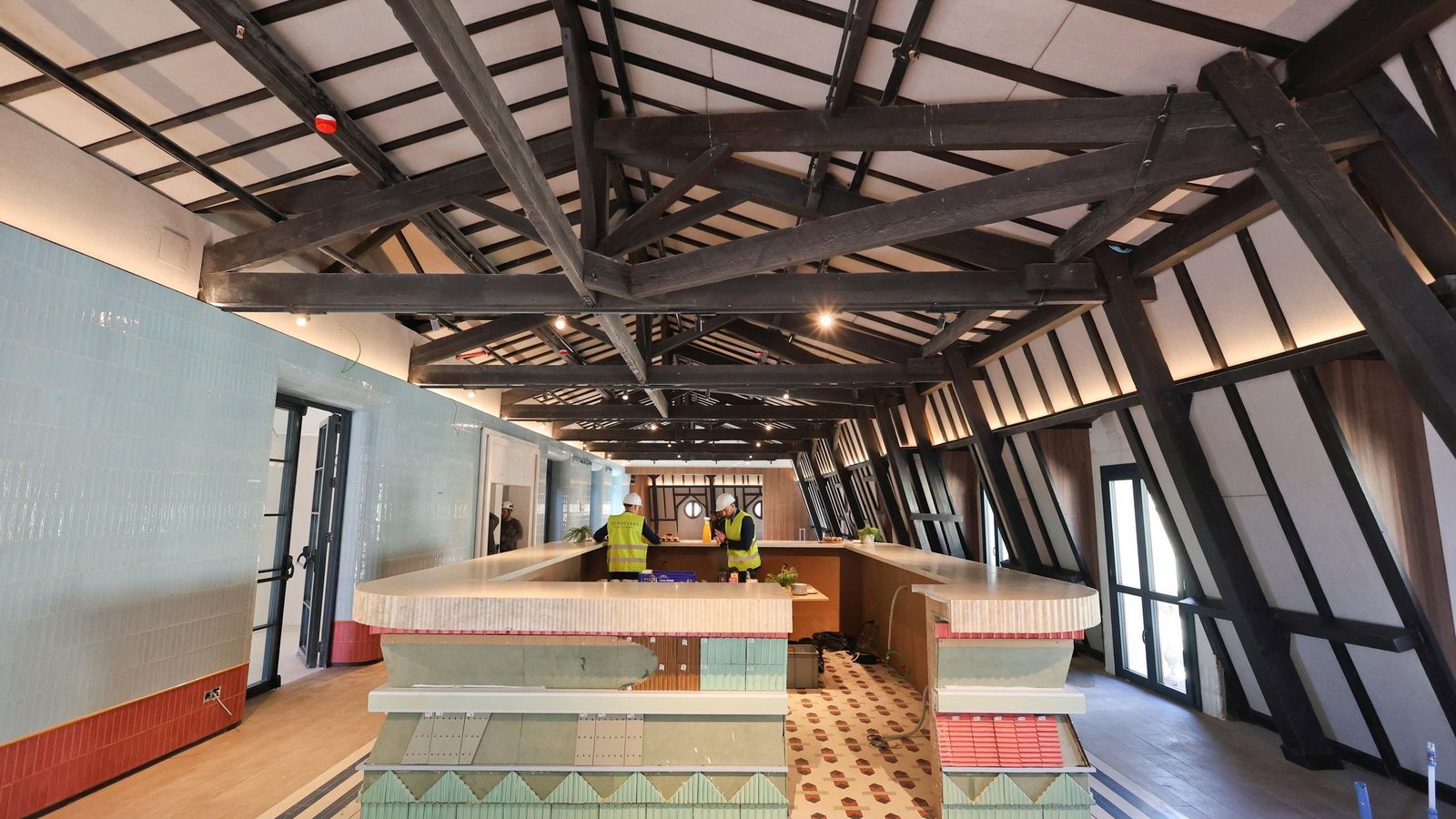 La barra preside el espacio para hostelería de la última planta del hotel.