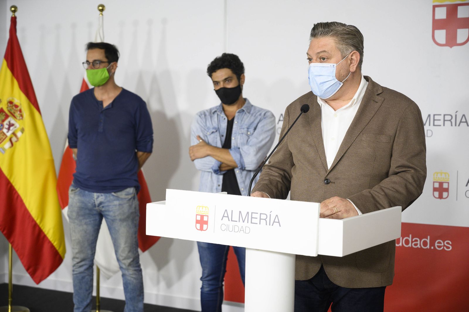 El concejal Diego Cruz presentando Mesön Elëctrico Fest 2020 junto a Daniel Botello y Daniel Sánchez.