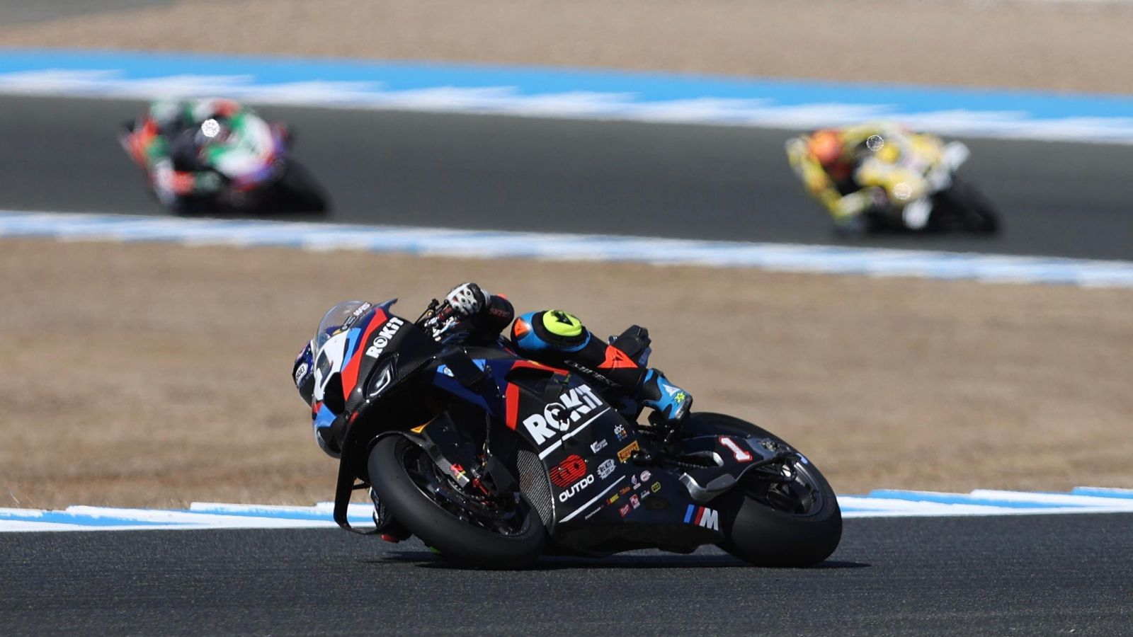 Toprak, rodando segundo por delante de Iannone, al fondo.