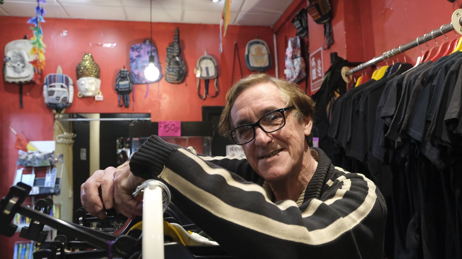 Ricardo, en el interior de su tienda.