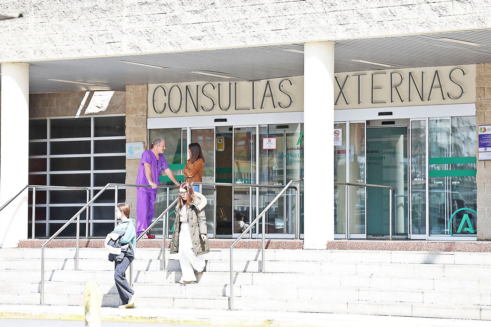 Puertas de Consultas Externas del hospital Juan Ramón Jiménez.