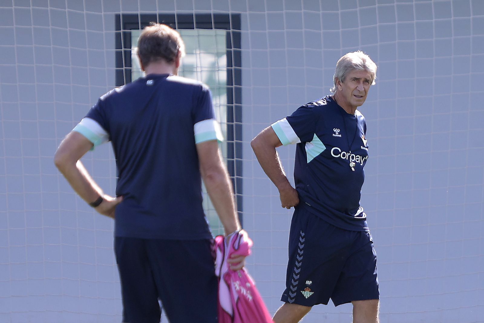 Manuel Pellegrini dirige el entrenamiento del Betis.