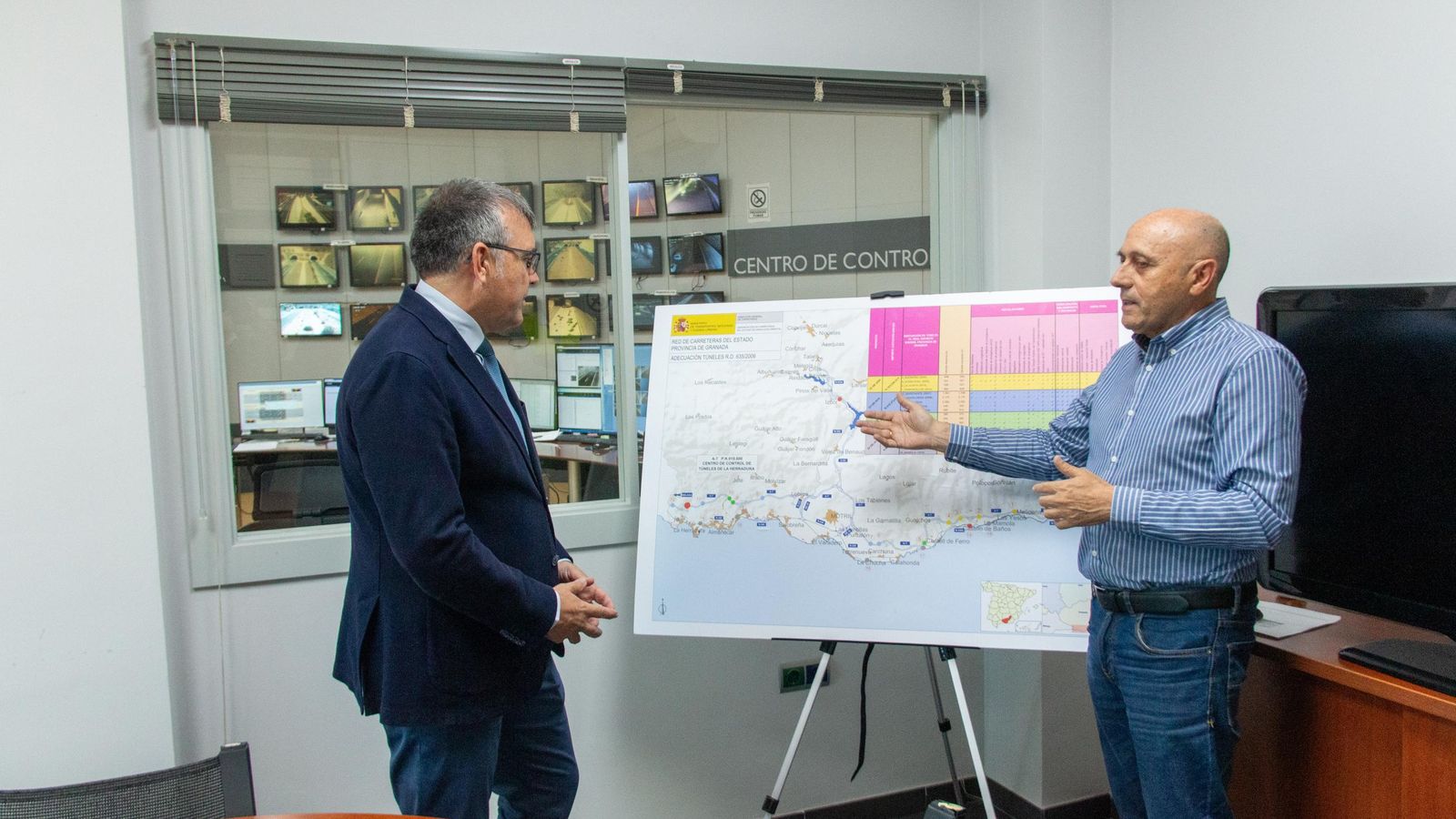 Uno de los jefes de obra explicando las actuaciones que se están realizando en los túneles