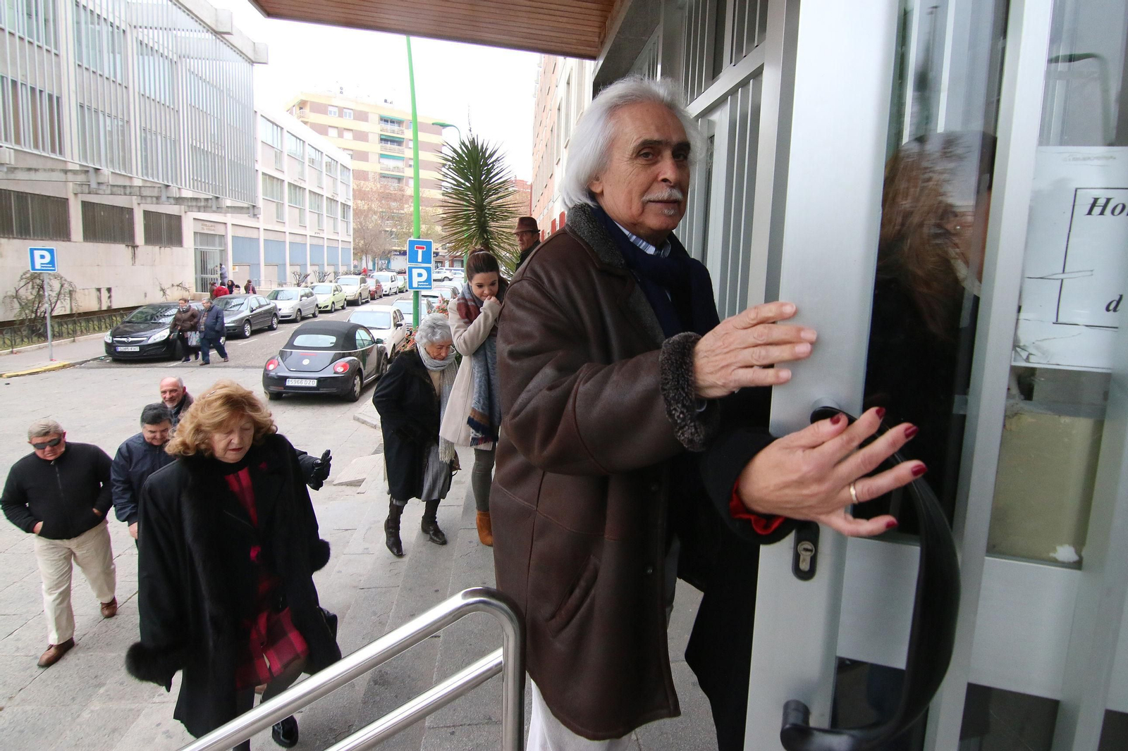 Rafael Gómez entrando a los antiguos juzgados.