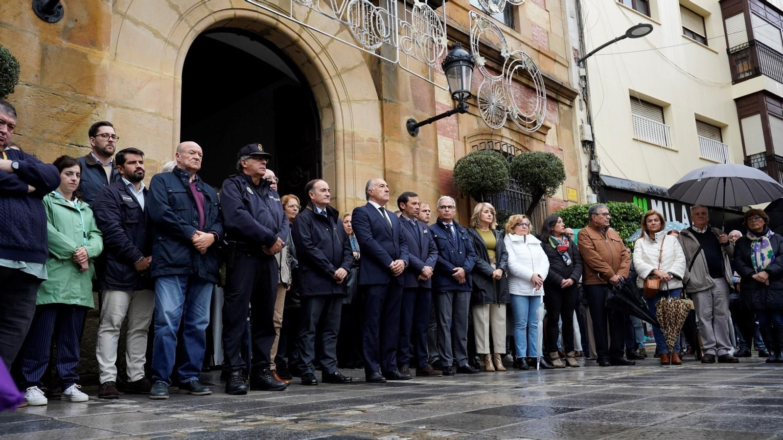 Minuto de silencio en el Ayuntamiento de Algeciras, este jueves.