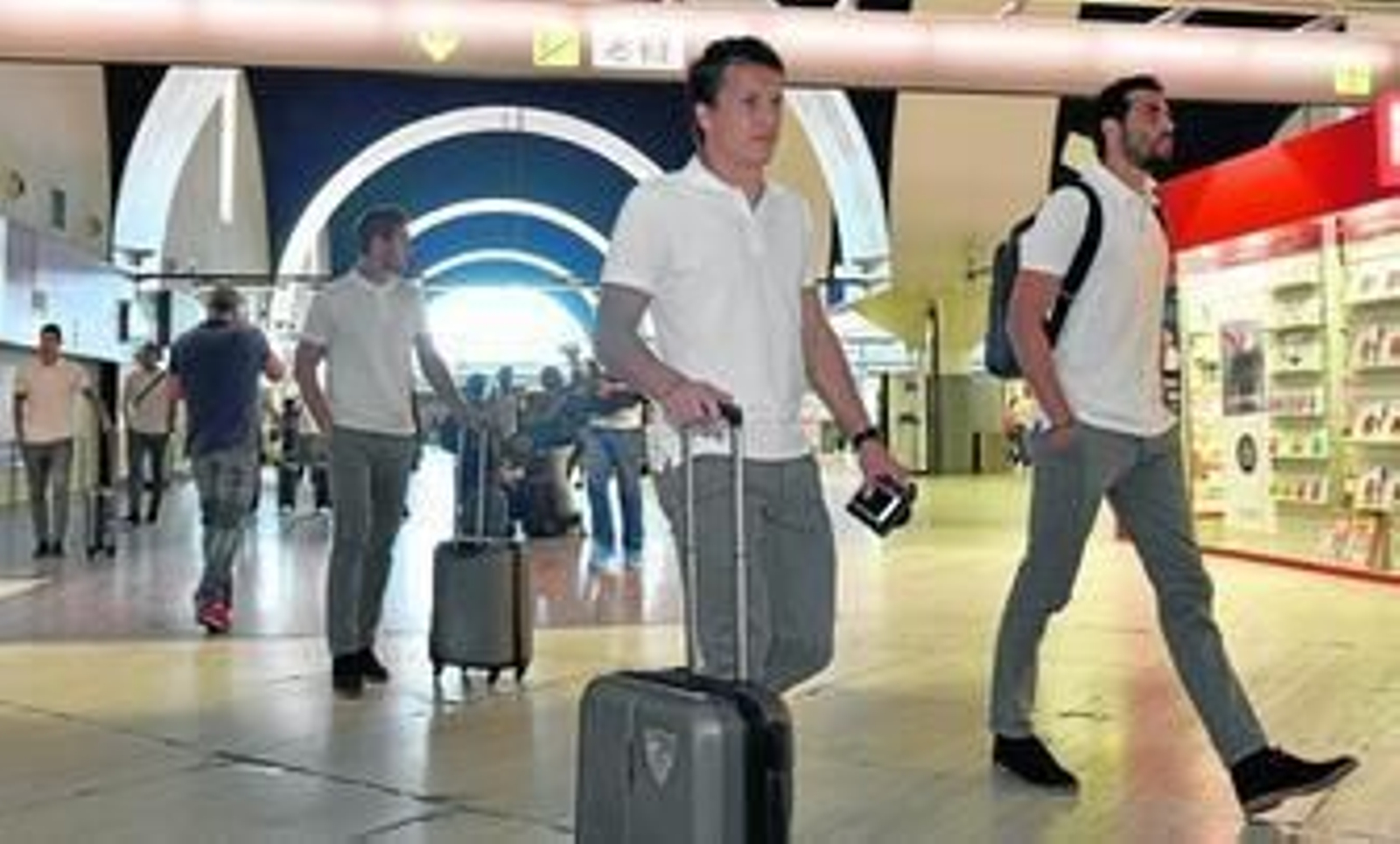 Konoplyanka e Iborra, dos de los posibles refuerzos en el once titular ante Las Palmas, en el aeropuerto seguidos por Krychowiak.