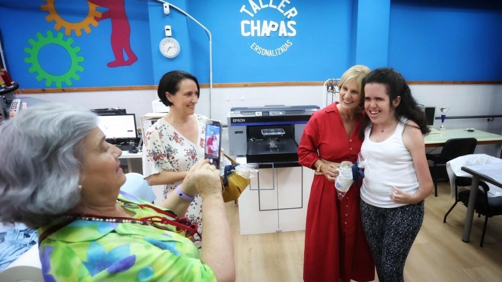La alcaldesa María José García-Pelayo, se fotografía con una joven en Upacesur. La alcaldesa María José García-Pelayo, se fotografía con una joven en Upacesur.