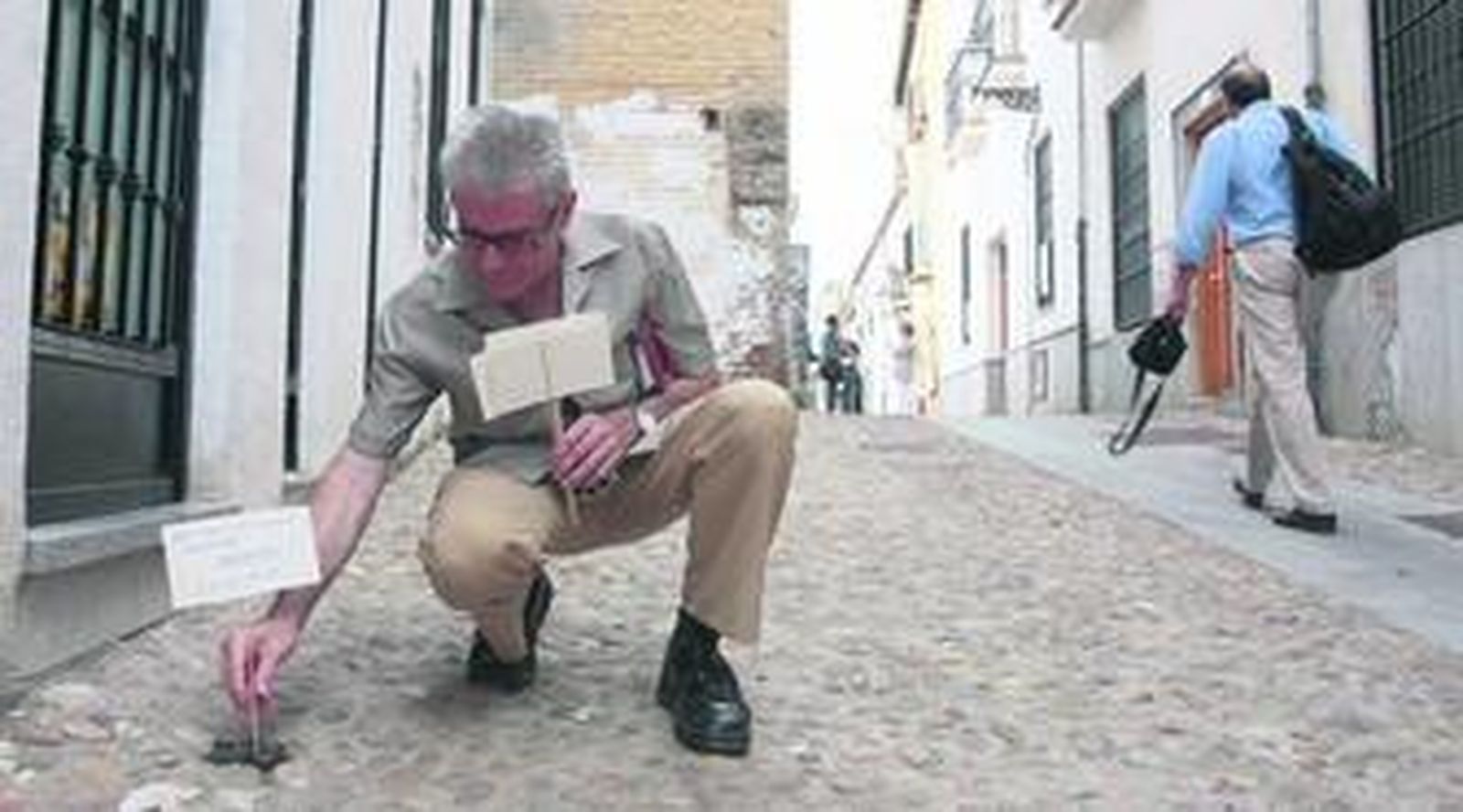 Un vecino del Albaicín en pleno acto de protesta, ayer.