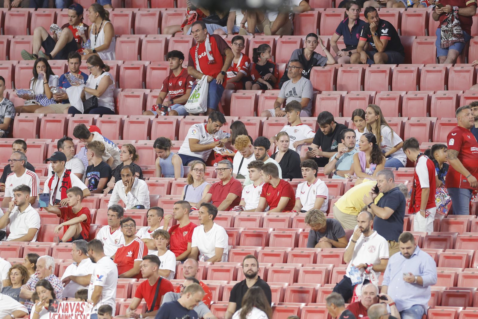 Búscate en las fotos del Sevilla fc-Girona
