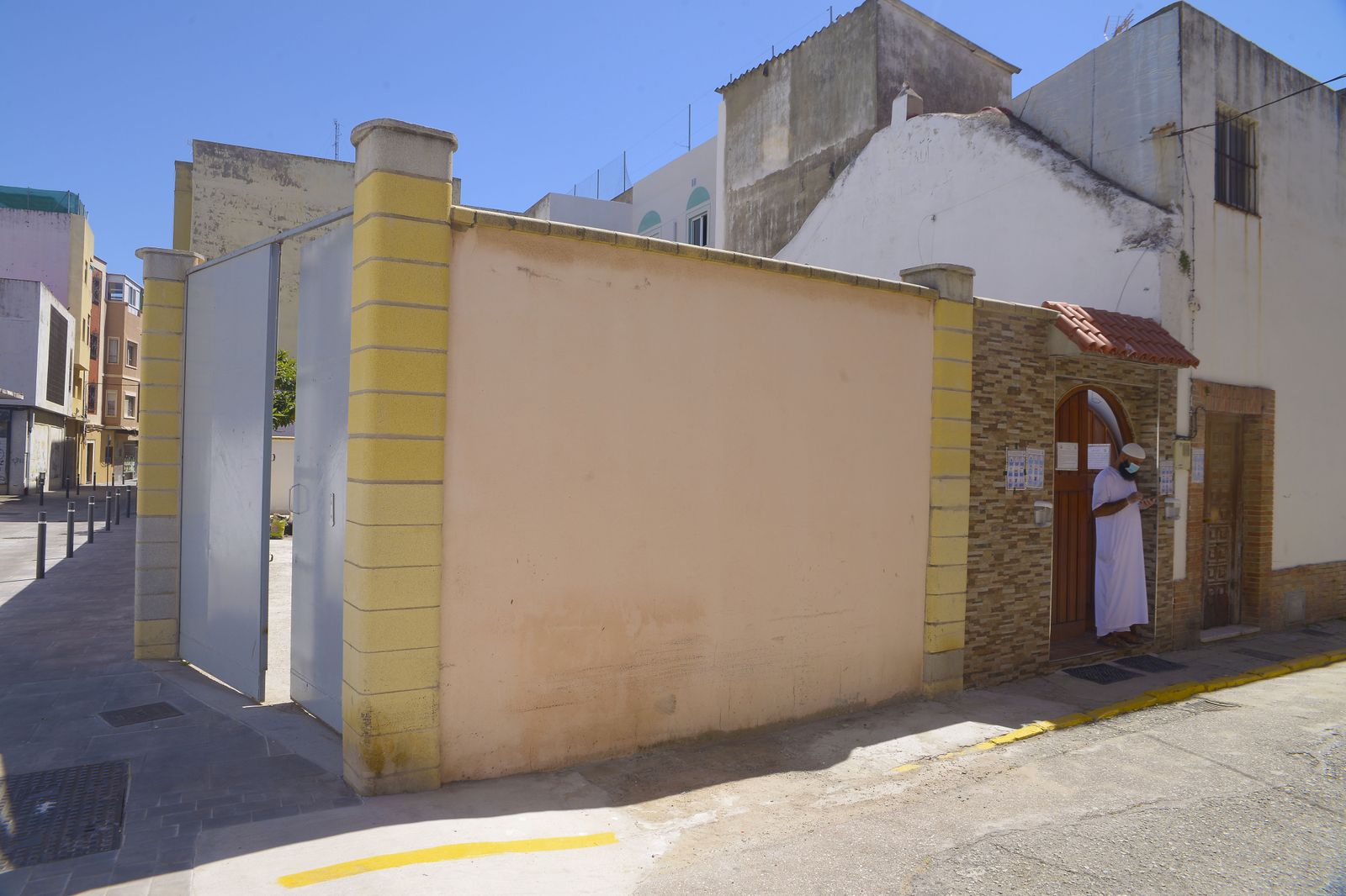Fotos de las labores de higiene y desinfección de la mezquita Houda de Algeciras