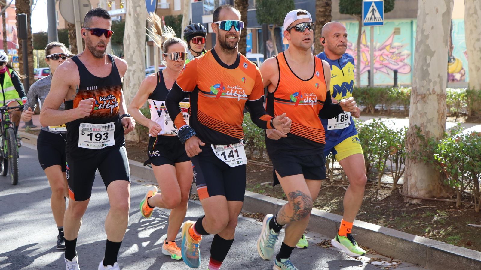 Corredores a su paso por uno de los tramos del circuito.