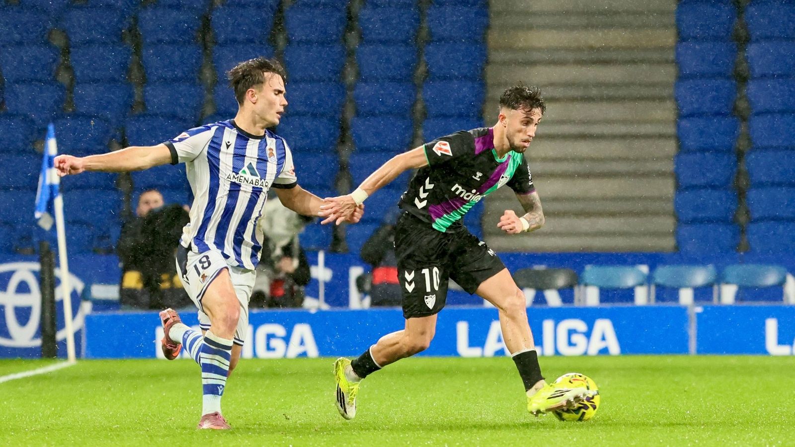 Un rival agarra a Larrubia.