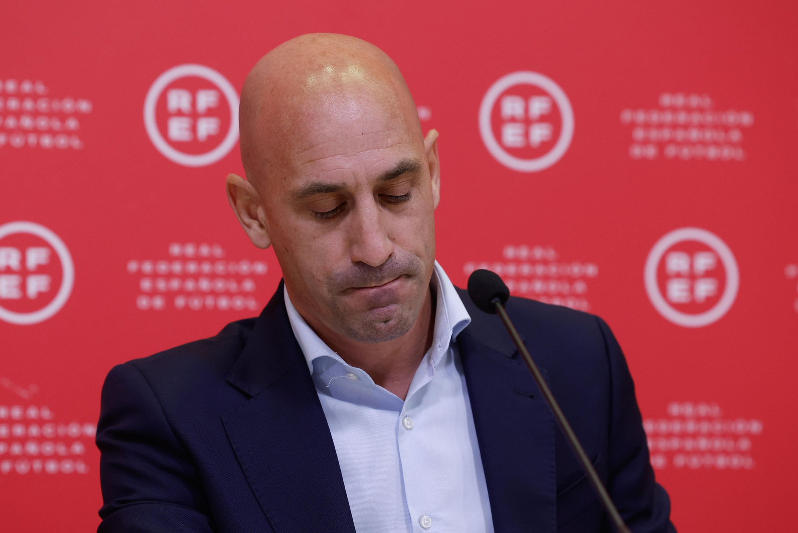 Luis Rubiales no dimite y se aleja del ruido con un retiro de unos días a Motril Luis Rubiales no dimite y se aleja del ruido con un retiro de unos días a Motril