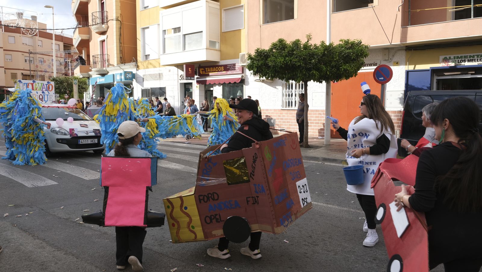 Imágenes de las carrozas de la Fiestas de San José de Benahadux