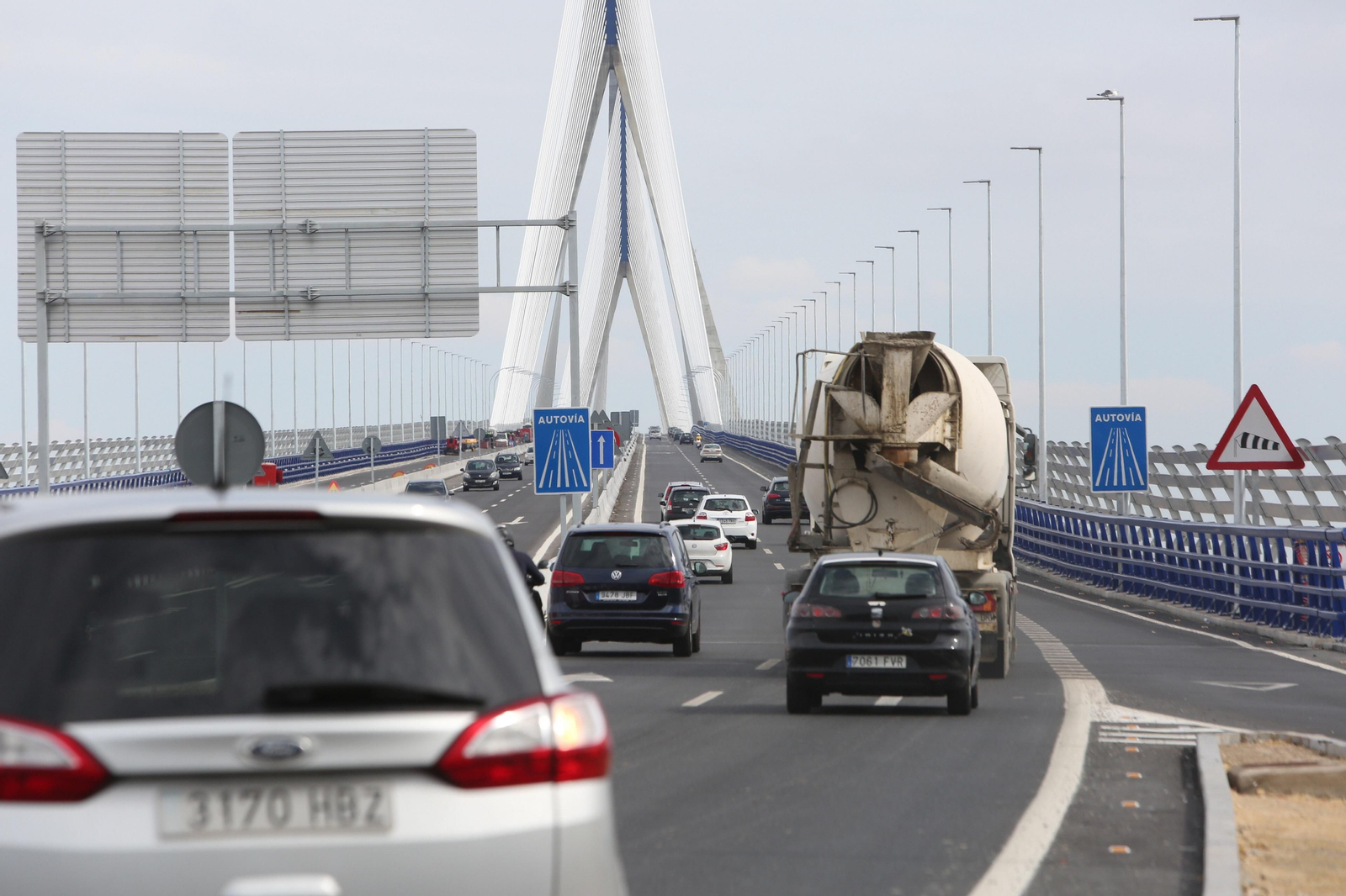 Paso de vehículos por el segundo puente de Cádiz.