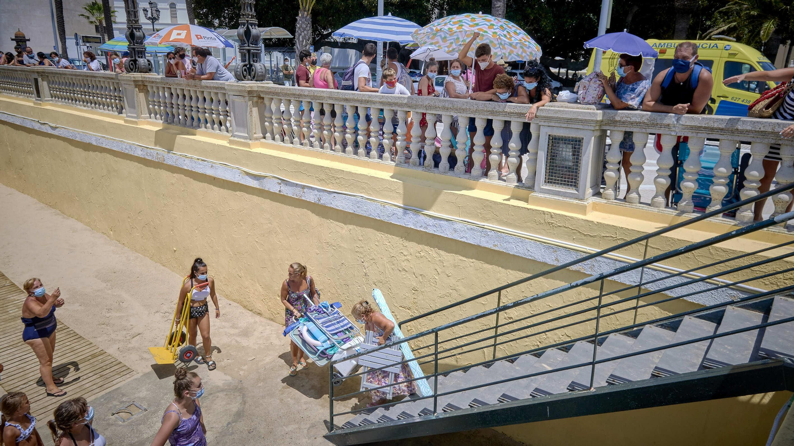 Imágenes inéditas en La Caleta con colas para entrar al completarse el aforo