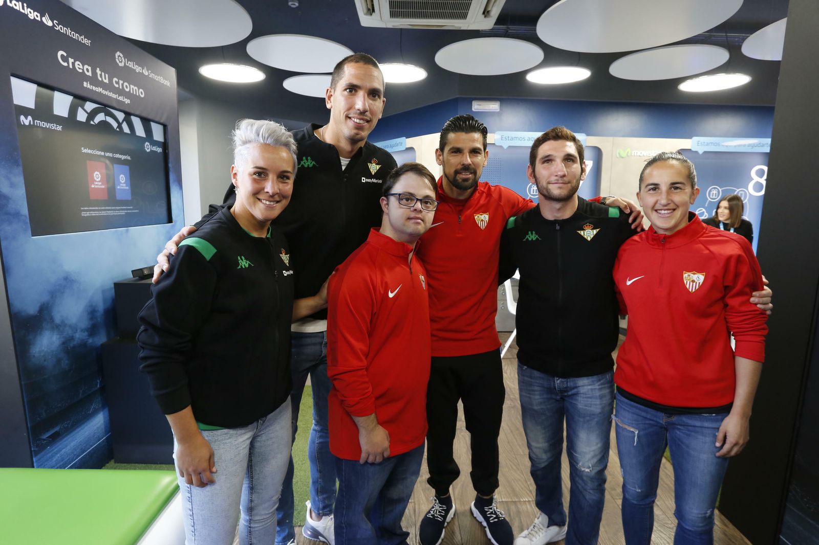 Priscila, Joel, Nolito y Virgy, con los jugadores del Sevilla y el Betis Genuine.