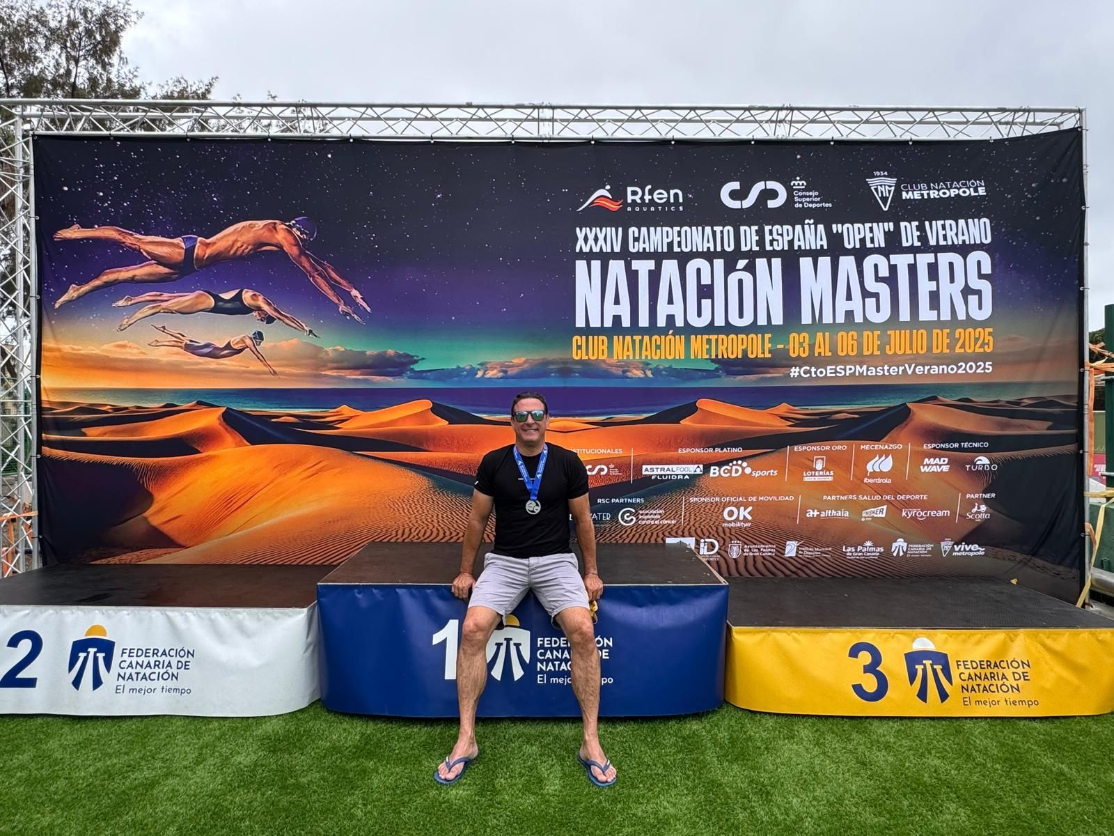 Alberto del Pino posa con su medalla de plata.