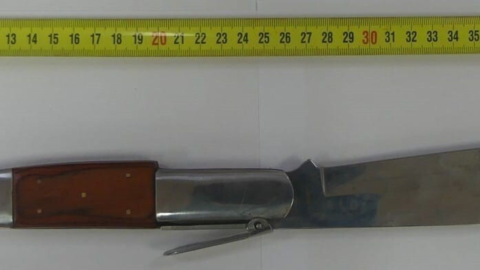 La navaja con la que el cliente hirió en la cabeza al portero.