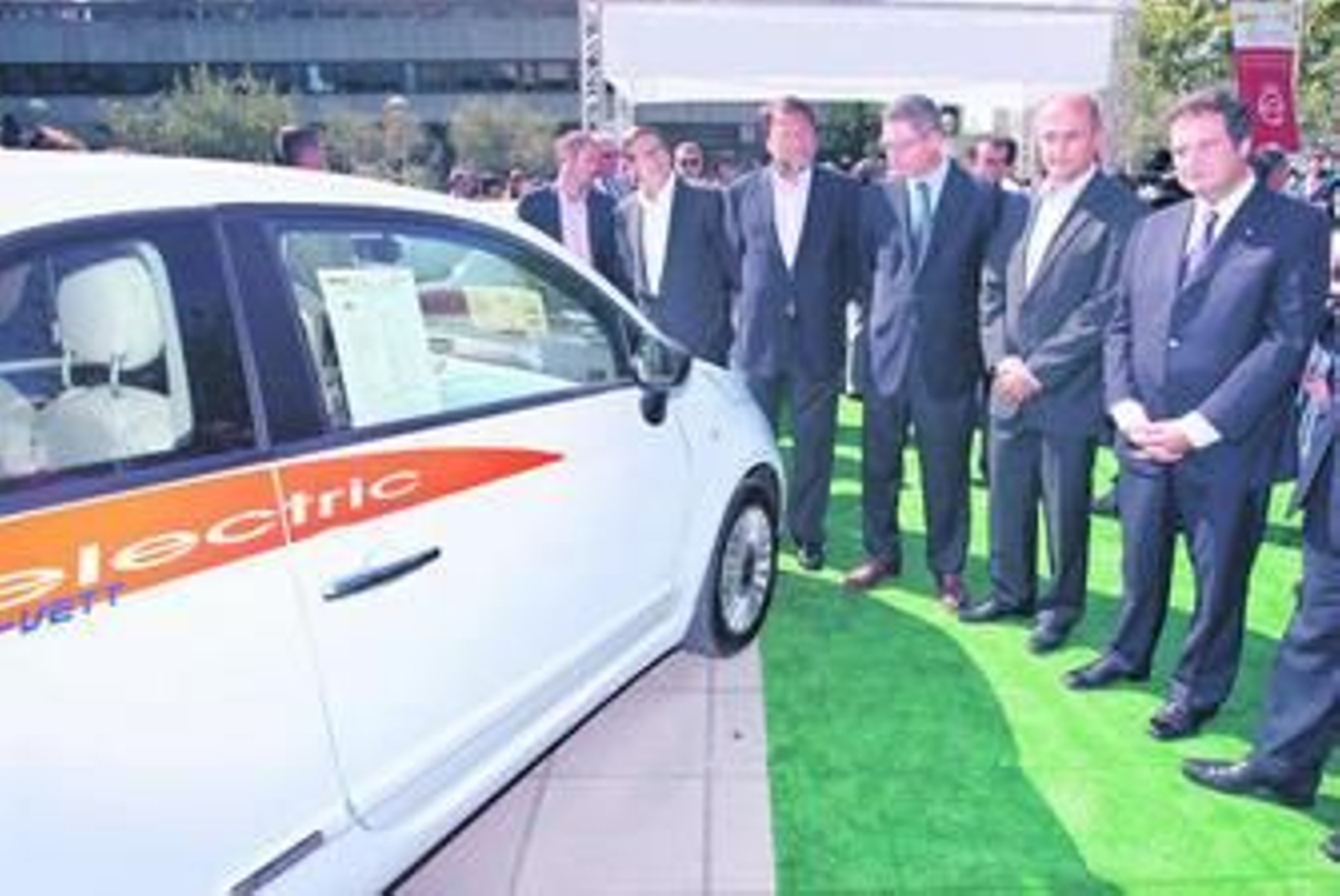 Los alcaldes de Sevilla y Madrid, junto al ministro de Industria y el alcalde de Barcelona, ayer.