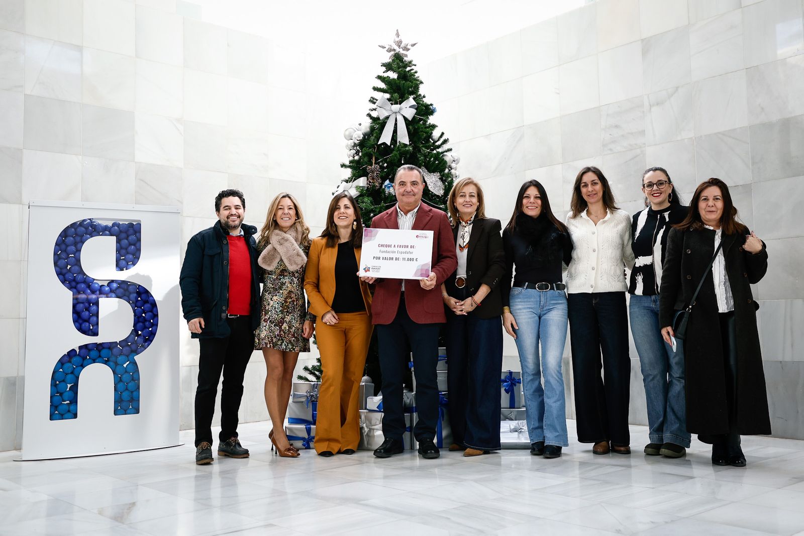 Fotografía de familia con la presidenta de AMEGA, Carmen Gómez, el presidente de Espadafor, José Espadafor, la directora del Área de Negocio de Granada Provincia Sur de CaixaBank, Laura Jurado y representantes de las dos asociaciones granadinas.
