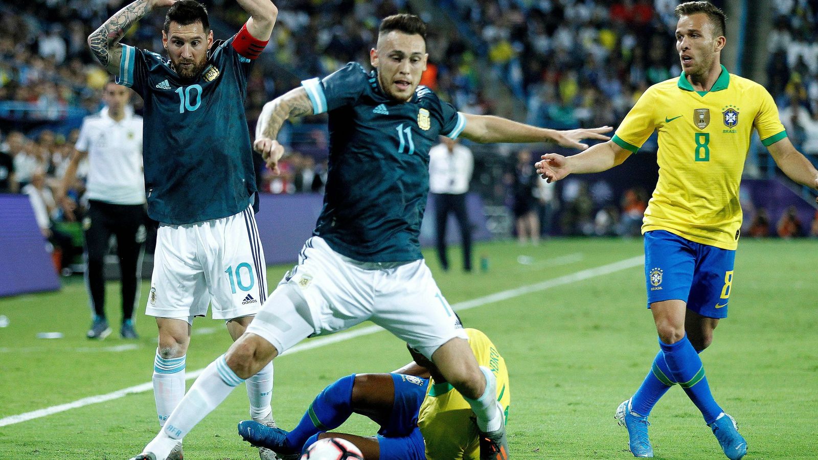 Lucas Ocampos, en el Brasil-Argentina (0-1), junto a Leo Messi.