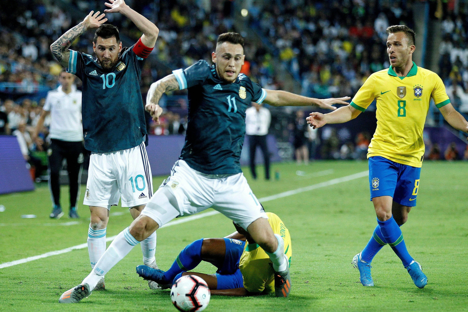 Lucas Ocampos, en el Brasil-Argentina (0-1), junto a Leo Messi.