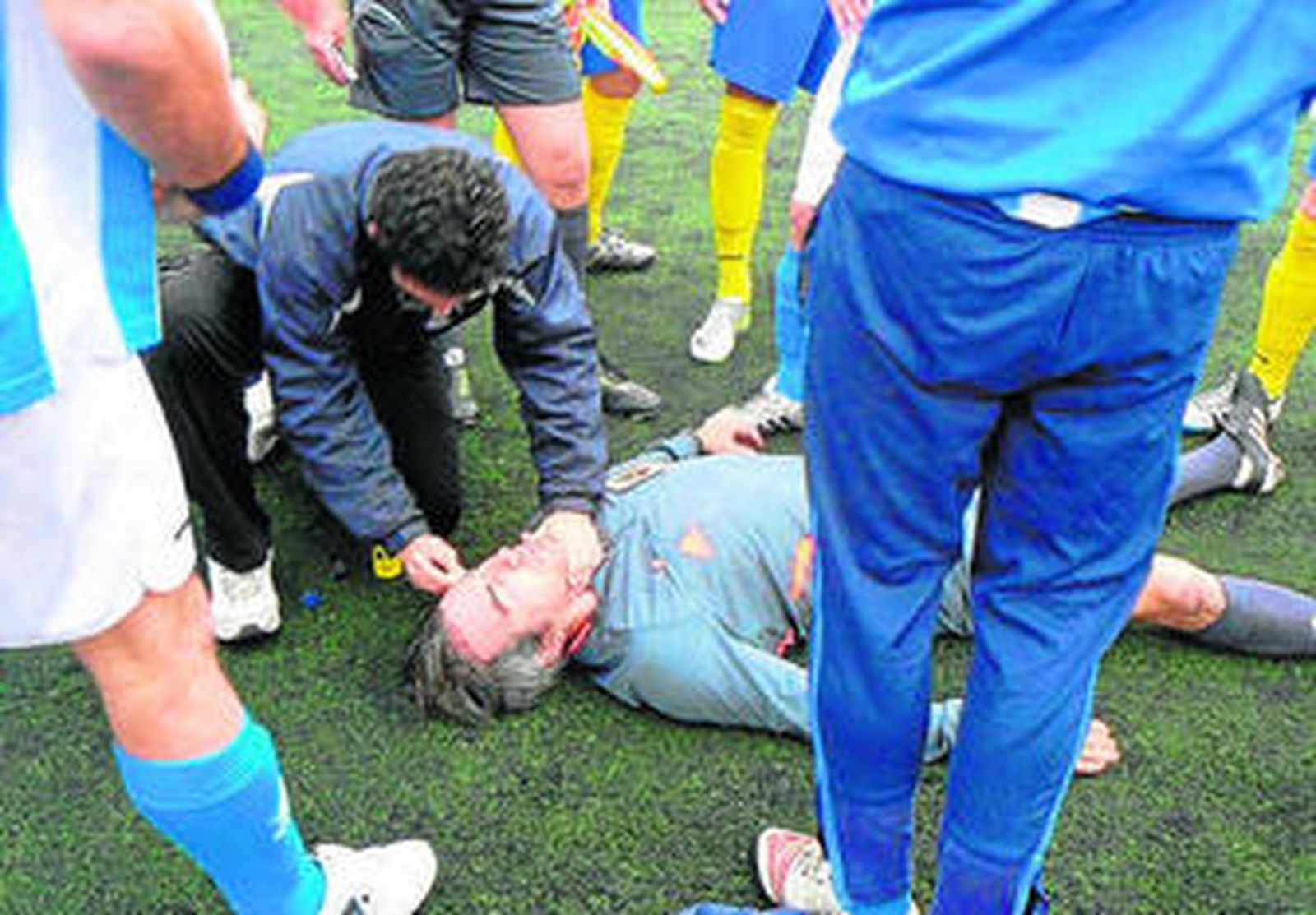 Crespo, atendido en el campo del Nerja el pasado 5 de mayo.