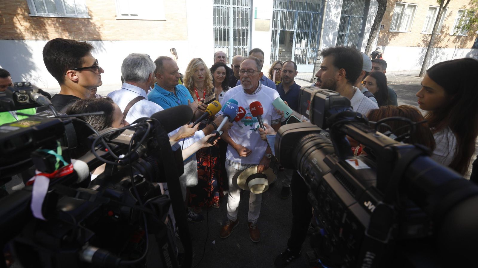 El Portavoz de Mareas Blancas de Córdoba, Antonio Baena, ante los medios El Portavoz de Mareas Blancas de Córdoba, Antonio Baena, ante los medios