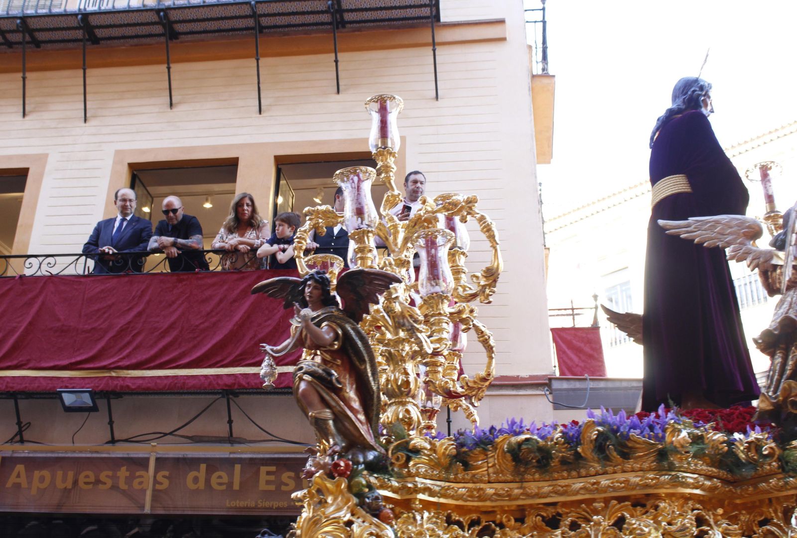 El presidente del Sevilla, José Castro, y el entrenador del primer equipo, Jorge Sampaoli, ante el Cautivo de Santa Genoveva a su paso por Sierpes.