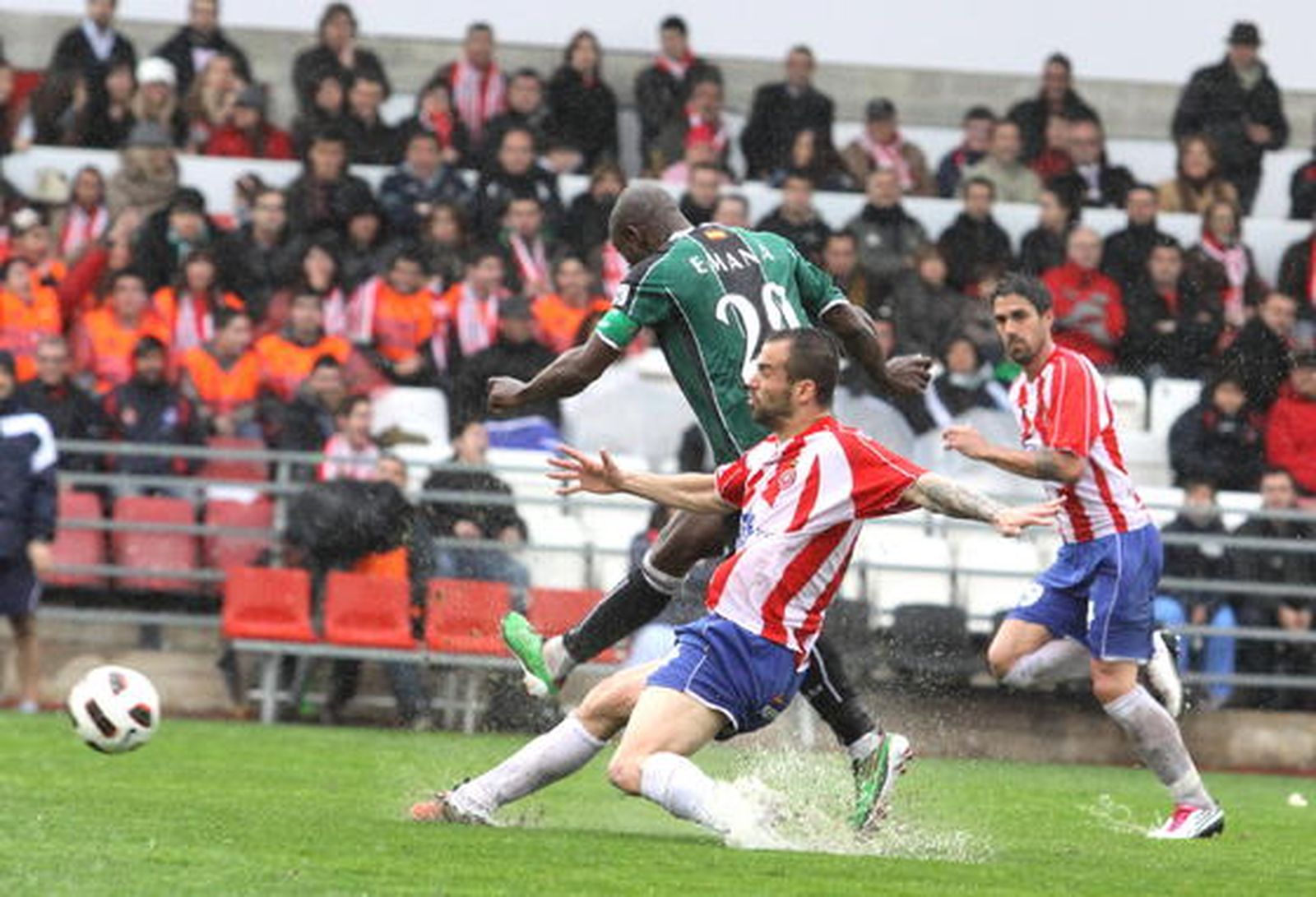 Emaná lanza un disparo a puerta. / LOF