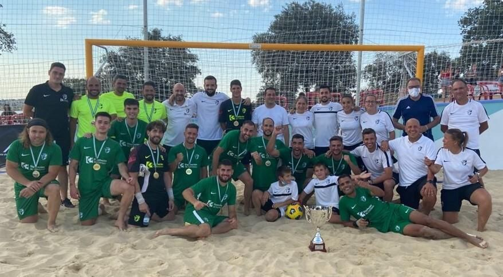 La selección cordobesa de fútbol playa, tras su victoria en El Viso.