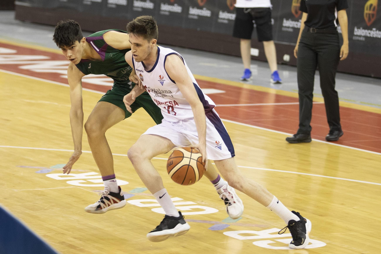 Un partido de baloncesto junior en el Palacio