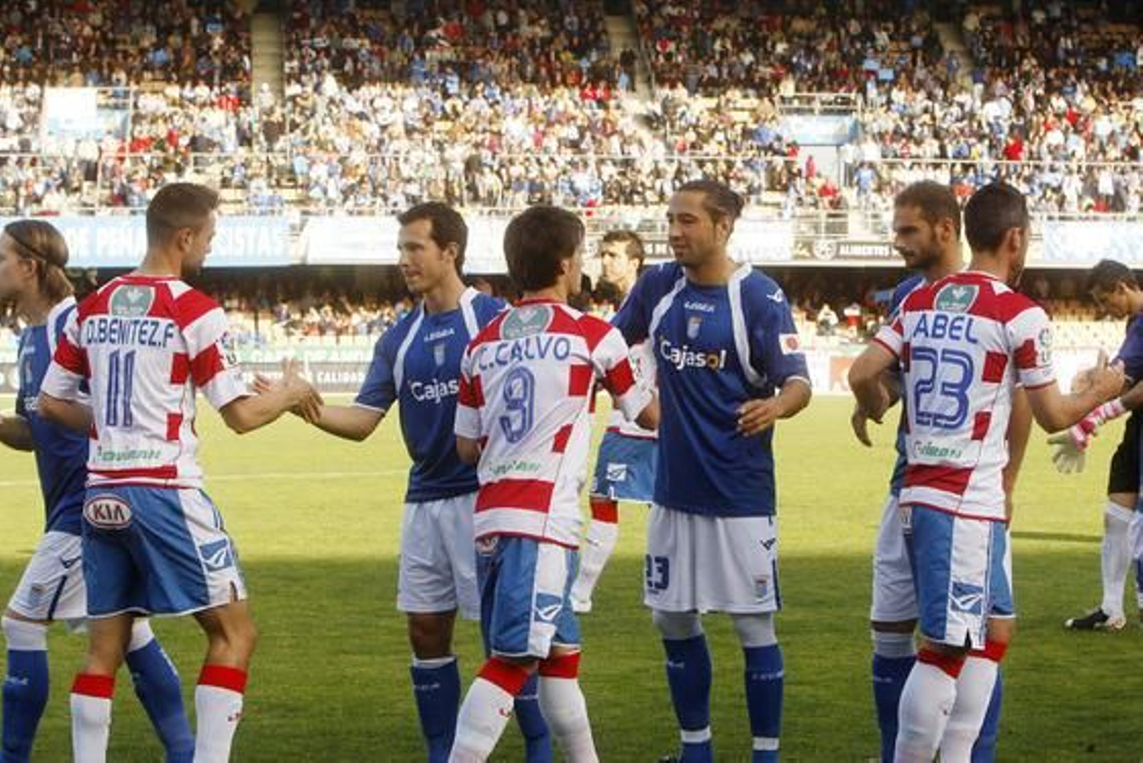 Saludo inicial de los jugadores de ambos equipos. 

Foto: Juan Carlos Toro
